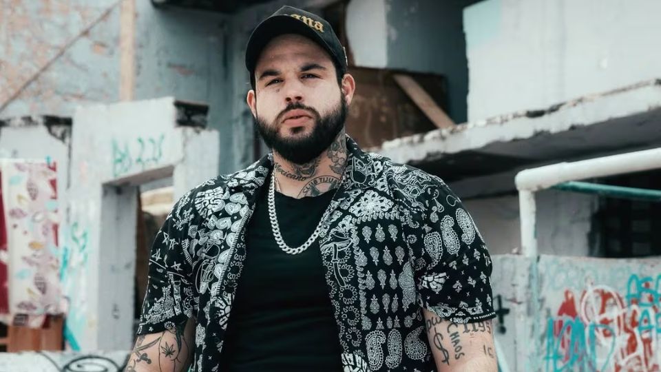 Critican a Emiliano Aguilar de hacer apología al crimen organizado en redes sociales.