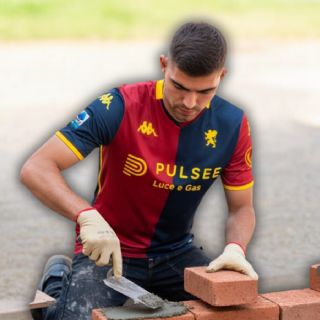 Genoa publica polémica foto de Johan Vásquez construyendo un muro y la borra tras críticas