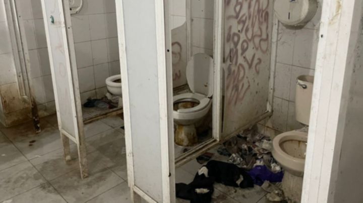 Baños públicos cerca del Hospital Universitario llevan un año sin arreglo por Adrián de la Garza