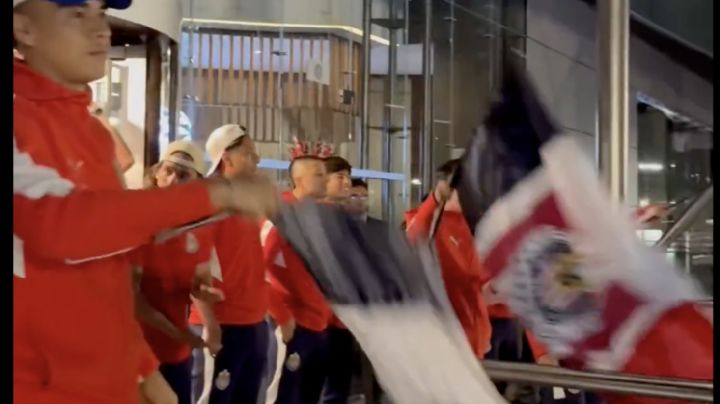 Serenata rojiblanca: la afición de Chivas arropa al equipo antes del Clásico Nacional