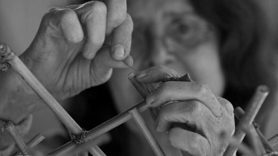 Gerda Gruber tejiendo Nido, 2011.