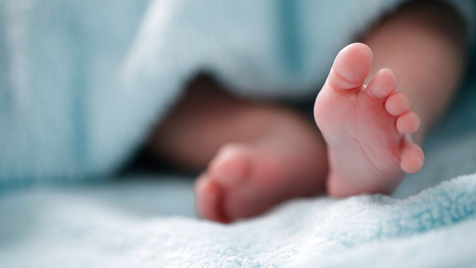 Fiscalía investiga muerte de bebé en Santiago, NL