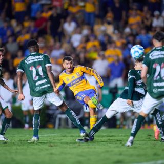 Tigres empata 0-0 con León en el Volcán pese a jugar con 10 hombres