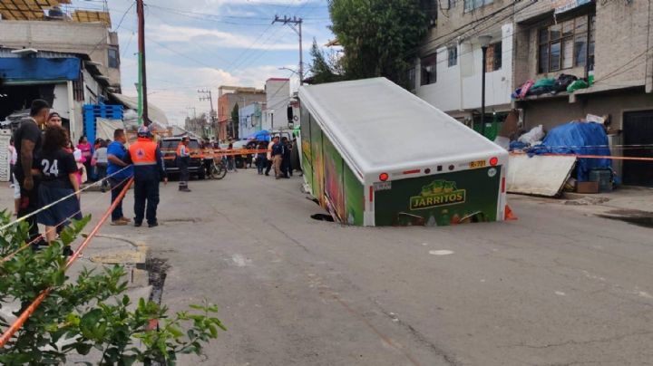 Socavón 'devora' camión repartidor de refrescos en Iztapalapa