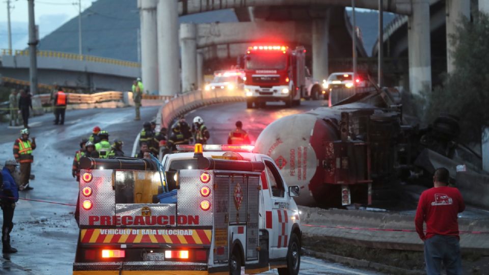 Integrantes del Cuerpo de Bomberos controlan un incendio luego del accidente de un camión de gas este miércoles, en la Ciudad de México (México).