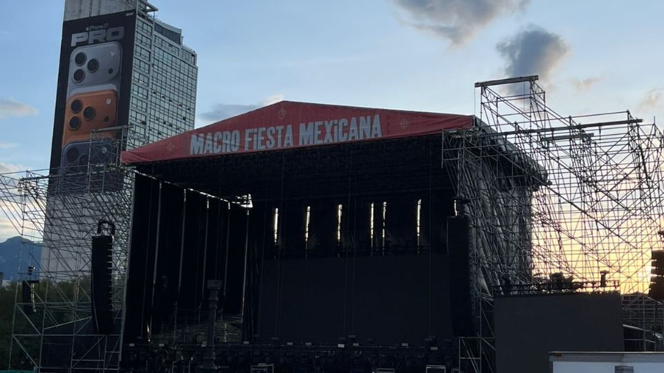 El escenario en la Macroplaza está listo.