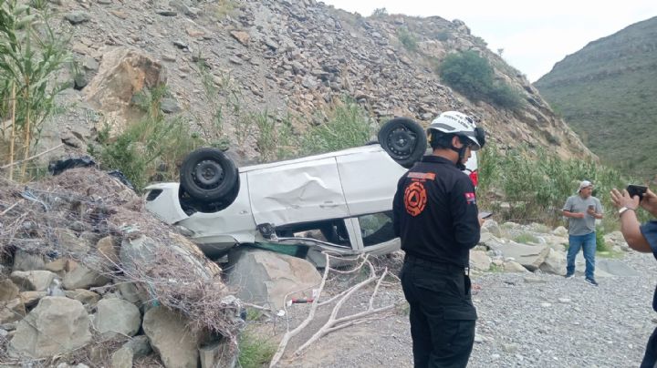 Caen 2 personas con su auto a un barranco de 15 metros en García