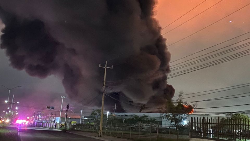 La columna de humo fue visible a larga distancia.