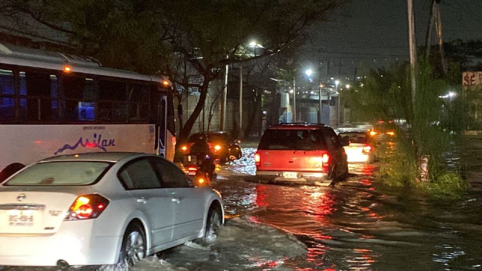 El crecimiento del agua en las avenidas dificultó el paso de los vehículos.