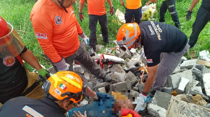 Casa abandonada se derrumba en Guadalupe y deja a indigente atrapado