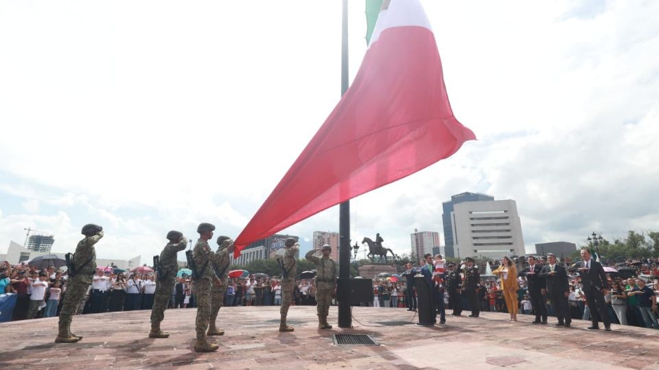 Nuevo León celebra el 215° aniversario de la Independencia con desfile cívico-militar.