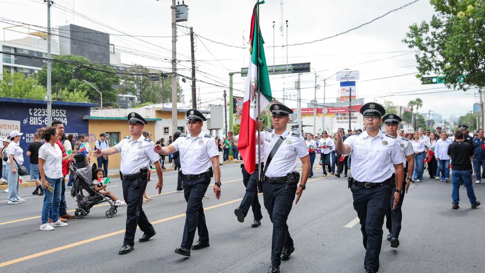 Cientos de familias disfrutan del Desfile de la Independencia en San Pedro.