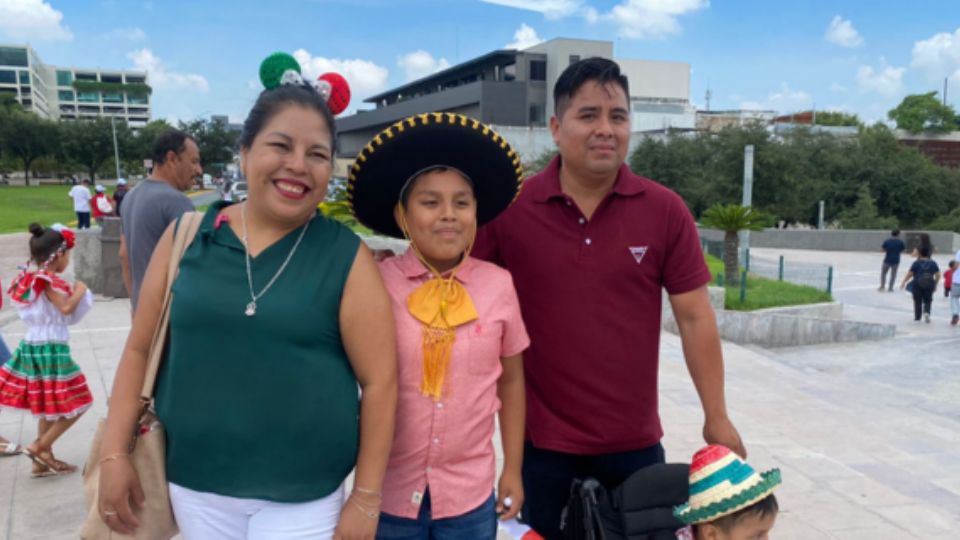 Familia disfrutando del desfile militar.