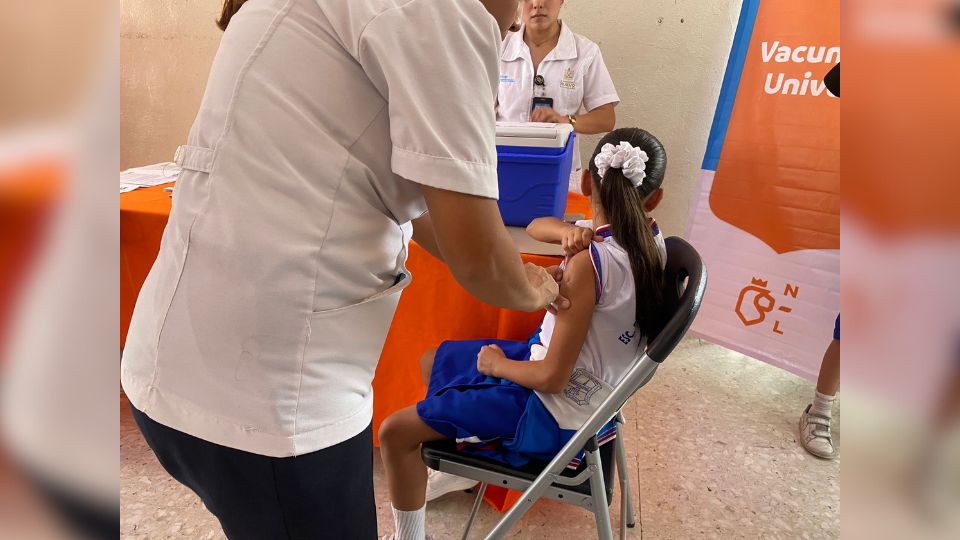 Salud NL inicia campaña de vacunación contra VPH para niños de 11 años.