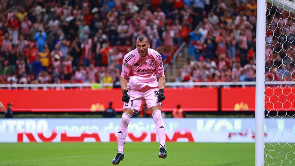 El arquero argentino se vistió de héroe al detener un penalti de Efraín Álvarez en el Estadio Guadalajara.