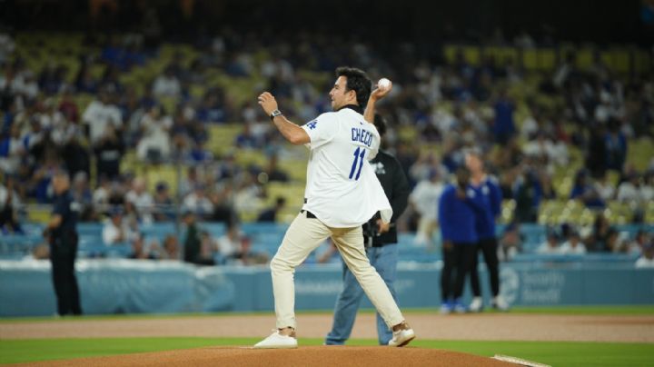 'Checo' Pérez cambia la F1 por el beisbol: lanzó la primera bola en el Dodger Stadium