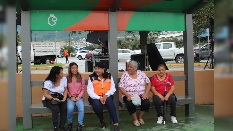 Costarán 200 mil pesos cada uno; avanza instalación de nuevos parabuses en NL.