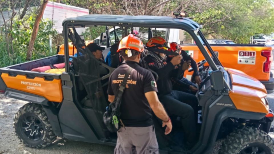 Elementos de Protección Civil de Nuevo León  en un rescate.