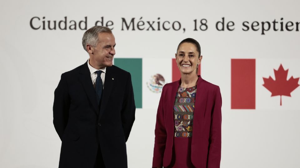 La presidenta de México, Claudia Sheinbaum (d), posa junto al primer ministro de Canadá, Mark Carney, este jueves, en Ciudad de México (México).