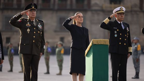 Claudia Sheinbaum iza bandera a media asta en honor a víctimas del 19S