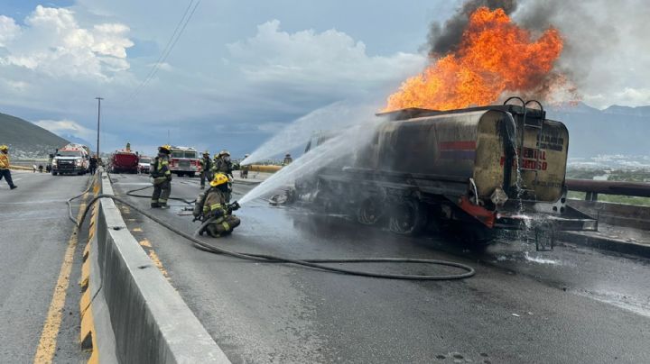 Pipa en llamas provoca caos vial y fuerte movilización en Escobedo