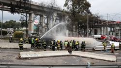 Sube a 27 el número de muertos por la explosión de pipa de gas en Ciudad de México