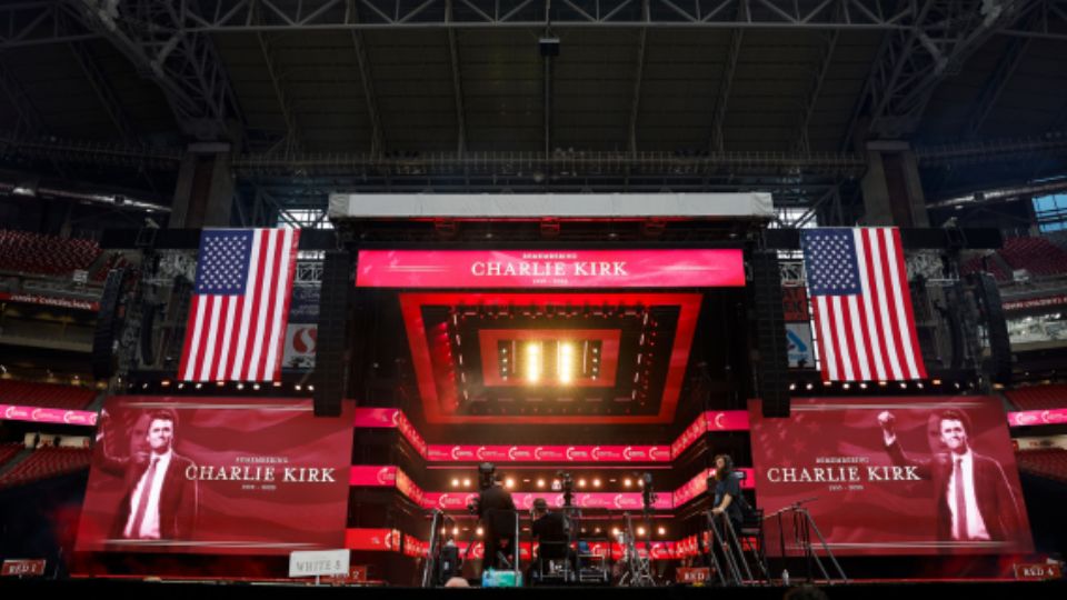 Escenario dentro del State Farm Stadium para el servicio conmemorativo público del activista político Charlie Kirk, en Glendale, Arizona.