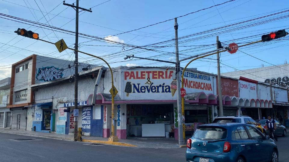 Continúan las fallas en el funcionamiento de los semáforos en el centro de Monterrey.