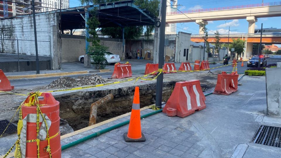 El socavón se ubica en la calle Washington a unos metros de la avenida Félix U. Gómez.