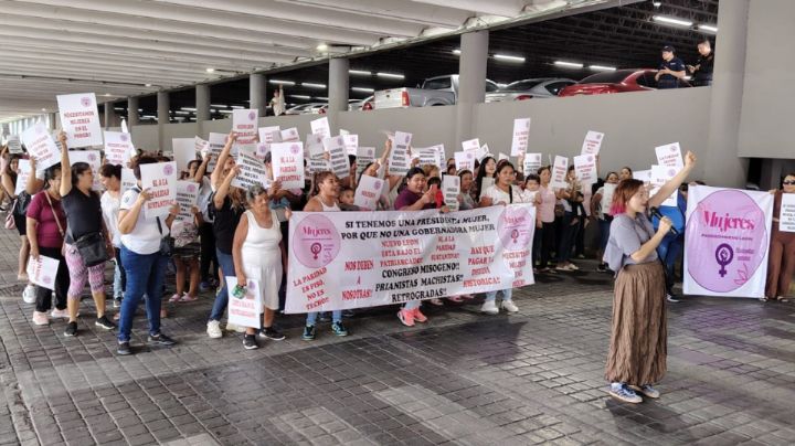 Colectivo de mujeres se manifiesta para exigir paridad de género en el Congreso de NL