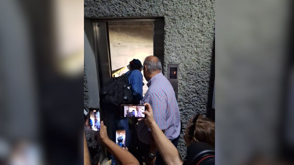 Una vez más el elevador del Congreso estatal tuvo problemas.