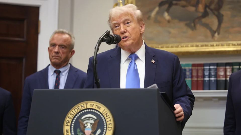 Trump anuncia medidas para limitar paracetamol por vínculo con el autismo.