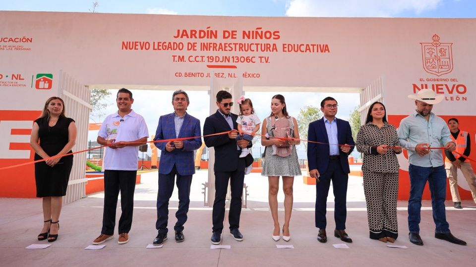 Autoridades de Nuevo León en la inauguración del Jardín de Niños.