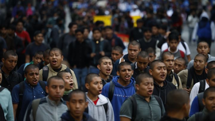 Miles de personas claman justicia por los 43 de Ayotzinapa