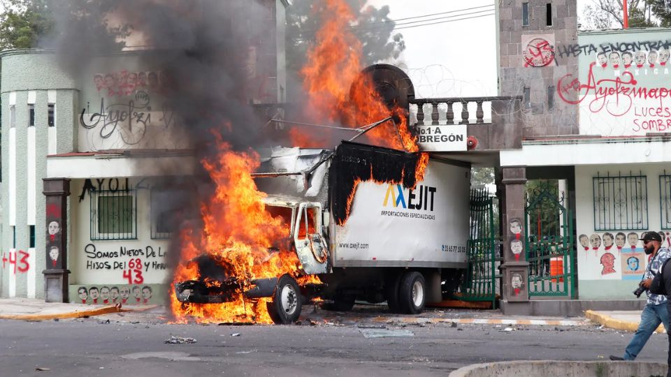 Vandalizan campo militar en CDMX; queman camión en protesta por Ayotzinapa.