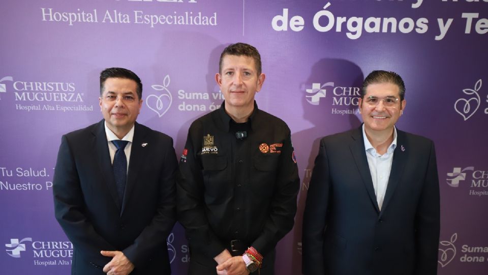 Francisco Villegas, Director de Seguridad Corporativa de CHRISTUS MUGUERZA; Eric Cavazos, Director de Protección Civil del Estado de Nuevo León y Dr. Luis Eduardo Garza Izzo, Director General de CHRISTUS MUGUERZA Alta Especialidad en evento en agradecimiento a donantes.