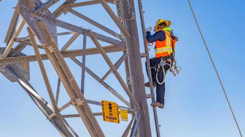 Trabajadores de la CFE realizan labores para reestablecer por completo el suministro.