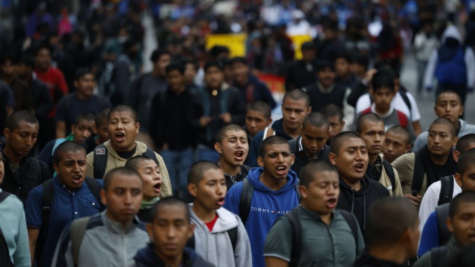 Miles de personas pidieron justicia por los 43 de Ayotzinapa.