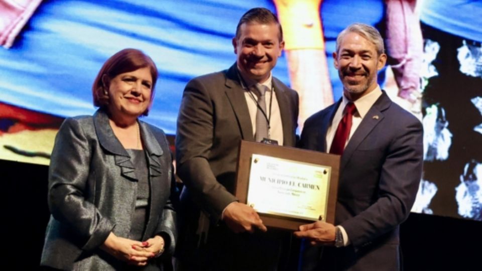Entrega de reconocimiento.