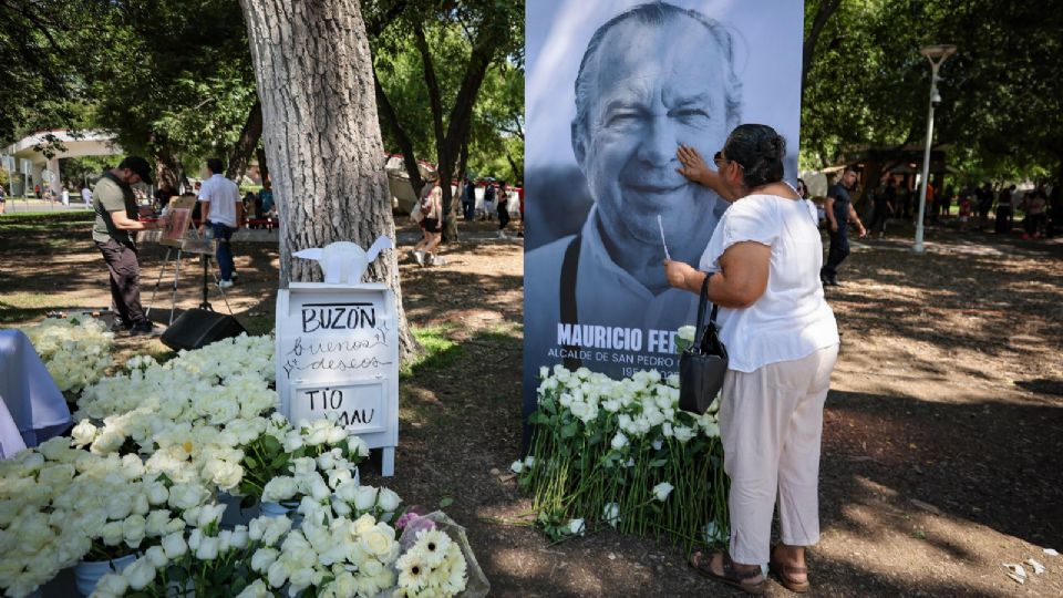 Los asistentes al programa dominical San Pedro de Pinta dejaron flores y agradecimientos en el memorial en honor a Mauricio Fernández Garza.