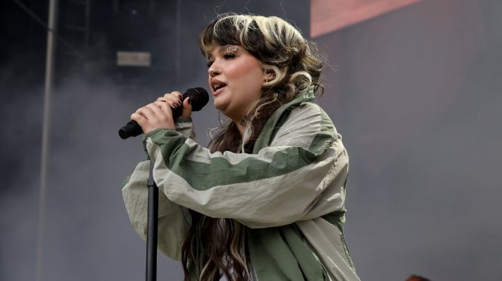 Pánico en el escenario: Lola Young se desmaya en pleno concierto en Nueva York