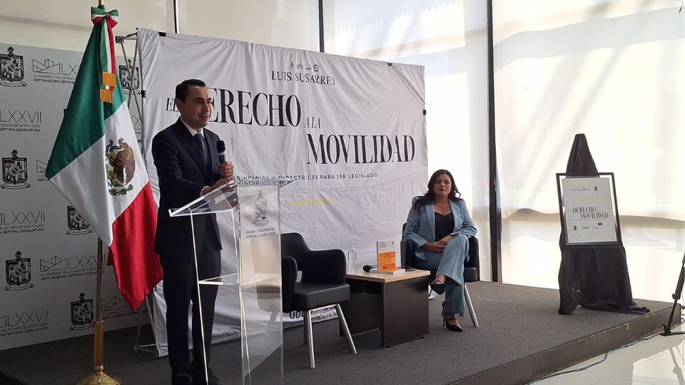 Luis Susarrey presenta libro sobre el 'Derecho a la Movilidad' en el Congreso de NL.