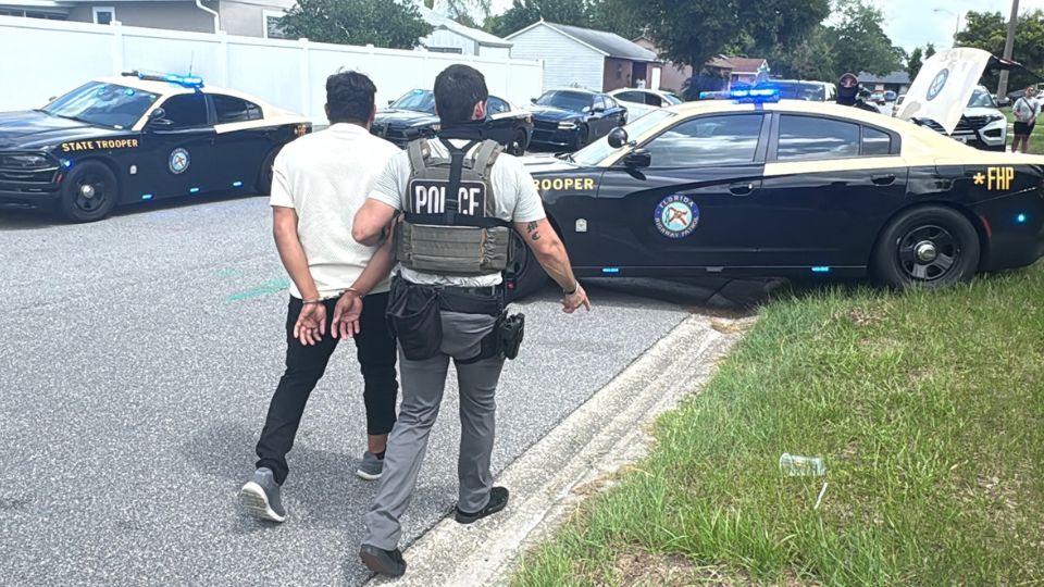 ICE detiene a migrante | X / @ICEgov

