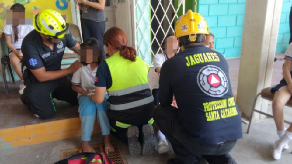 Personal de salud atendiendo a las menores.