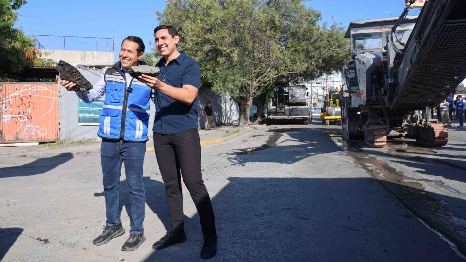 Alcaldes de San Nicolás y Apodaca en punto donde iniciaron las obras de rehabilitación en avenida Aceros