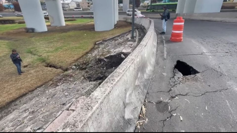 El socavón se encuentra a escasos metros de donde ocurrió la explosión de la pipa de gas.