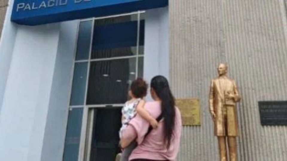 La menor de edad y su madre