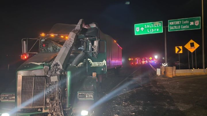 Choca tráiler y afecta vialidad en la Monterrey-Saltillo; hay dos lesionados