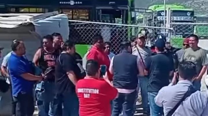 Operadores de Ruta 107 en García realizan paro de labores
