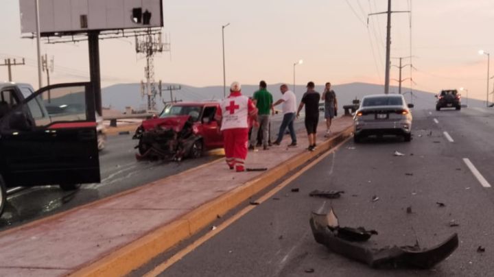 Camioneta intenta rebase en paso a desnivel y choca a 2 en Rangel Frías y Ruiz Cortines